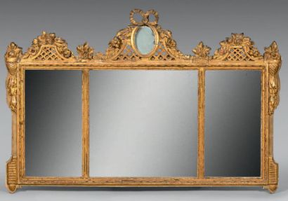 Miroir dans un encadrement en trois parties...