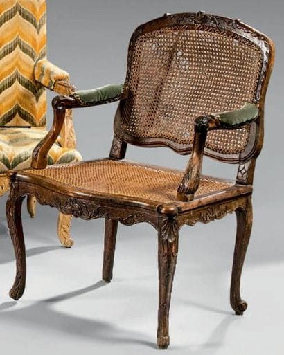 Fauteuil à dossier plat en hêtre canné sculpté...