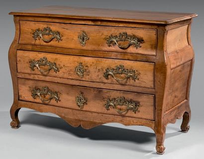Commode galbée en noyer mouluré ouvrant à...