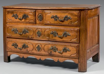 Commode en noyer et hêtre moulurés ouvrant...
