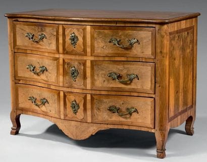 Commode à façade galbée en placage de bois...