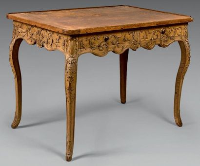 Table en bois naturel sculpté de feuilles...