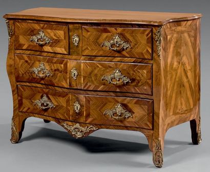 Commode galbée en placage de noyer et bois...