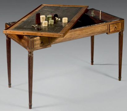 Table tric-trac en placage d'acajou. Plateau...