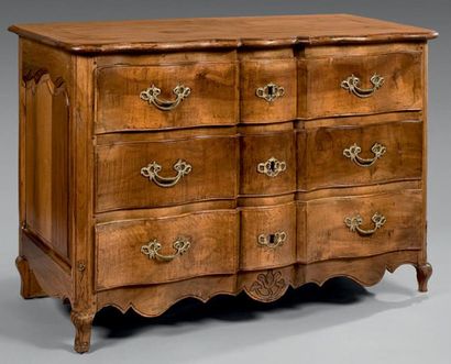 Commode en noyer mouluré à façade arbalète...