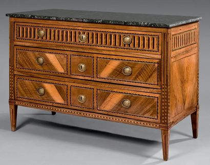 Commode en placage de bois fruitier marqueté...