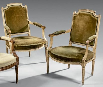 Paire de fauteuils à dossier plat en anse...