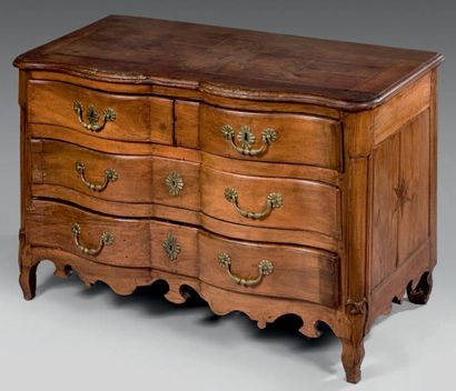 Commode à façade arbalète en noyer à plateau...