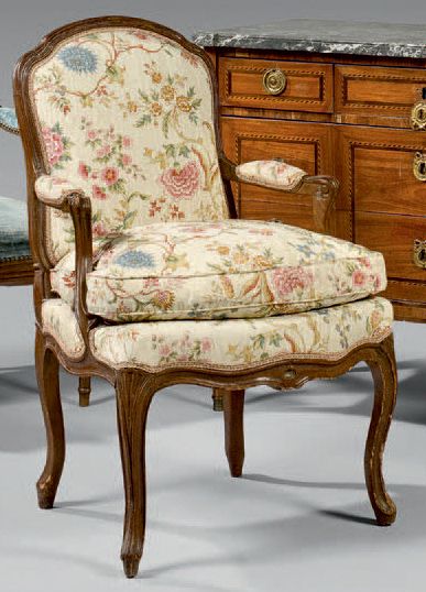 Fauteuil à dossier plat cintré en hêtre....