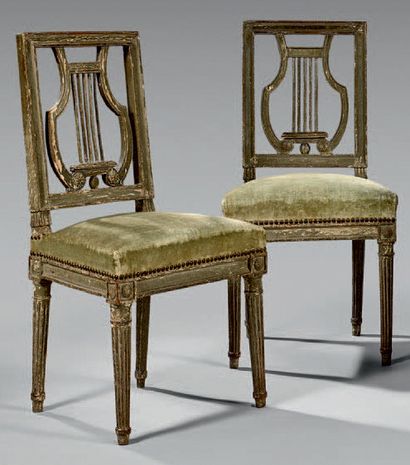 Paire de chaises en hêtre relaqué gris, mouluré...