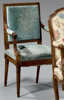 Fauteuil à dossier plat en hêtre. Pieds fuselés...