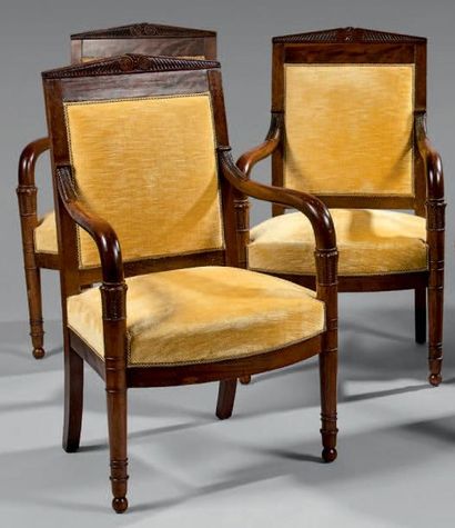 Trois fauteuils en acajou à dossier plat...