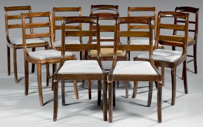 Suite de dix chaises à châssis en acajou...