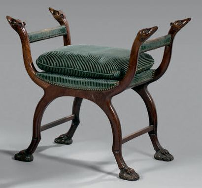 Tabouret curule en acajou à têtes d'animaux.
Pieds...