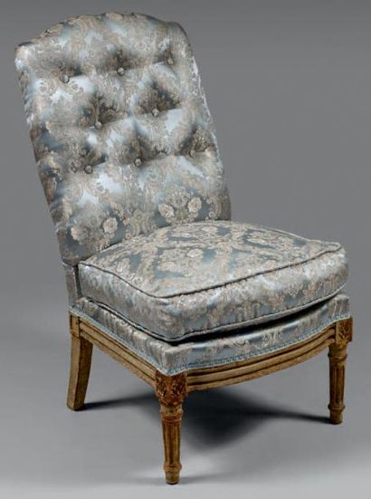 Chaise basse «coin de feu» à dossier légèrement...