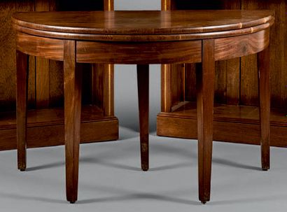 Table à jeu ronde à plateau dépliant en acajou....