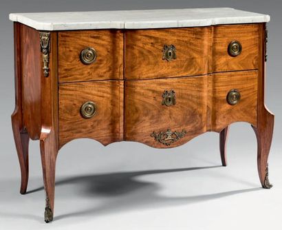 Commode en acajou à façade à ressaut ouvrant...