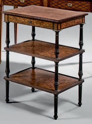 Petite table «bout de canapé» à décor marqueté...