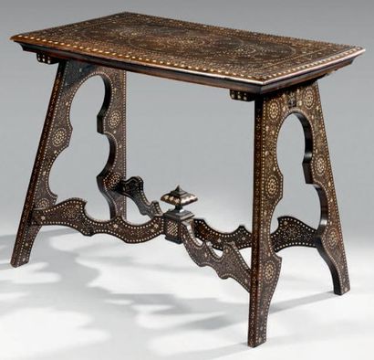 Table en noyer à décor incrusté de motifs...