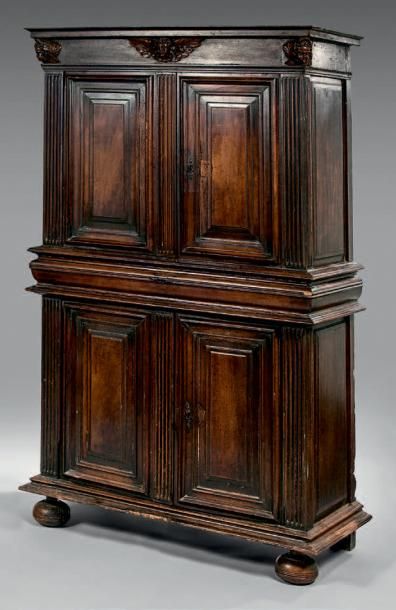 Buffet en armoire en noyer mouluré ouvrant...
