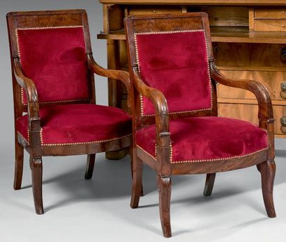 Paire de fauteuils en acajou à dossier plat...