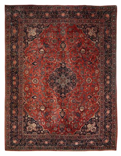 Tapis Keshan à médaillon central sur fond...