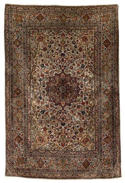 Tapis goum en soie à décor d'un médaillon...