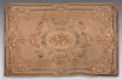 Tapis d'Aubusson orné d'un médaillon central...