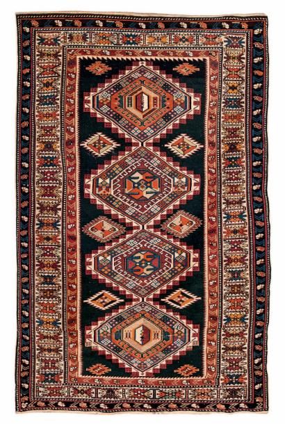 Tapis Chirvan orné de quatre médaillons losangiques...