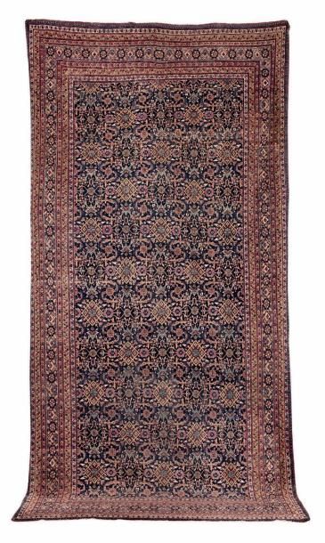 Tapis orné de fleurs et feuillages stylisés...