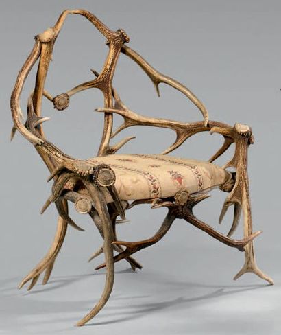 Fauteuil à dossier cabriolet en bois de cerf.
Hauteur:...