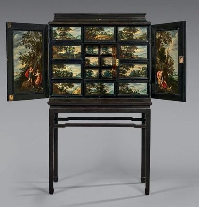 Grand cabinet en placage d'ébène et bois...