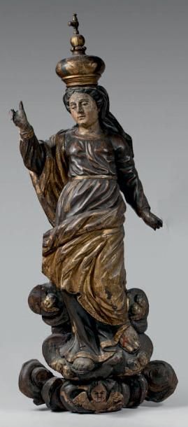 Statue en bois polychrome et doré représentant...