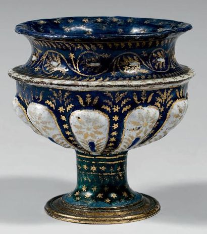 Coupe ronde sur piédouche en cuivre émaillé...