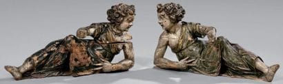 Paire de figures de fronton en bois résineux...