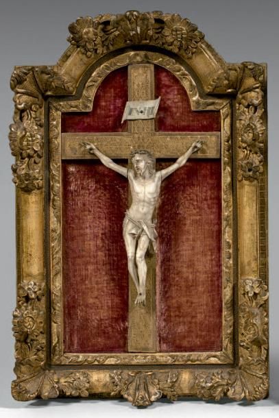 Christ en ivoire, le périzonium retenu par...