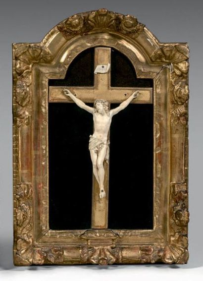 Christ en ivoire, le périzonium retenu par...