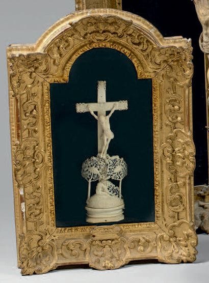Crucifix sur un tertre feuillagé avec Marie...