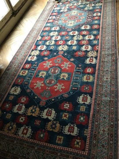 Tapis galerie Chirvan orné de trois médaillons...