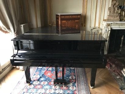 Piano Yamaha demi-queue laqué noir.
N° F...