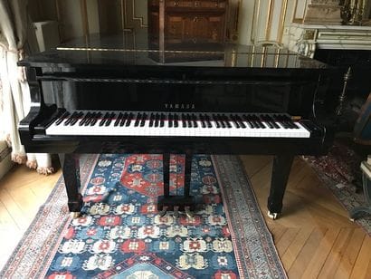 Piano Yamaha demi-queue laqué noir.
N° F...