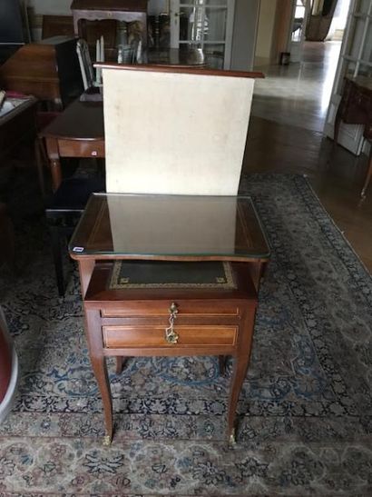 Petite table chiffonnière en placage de bois...