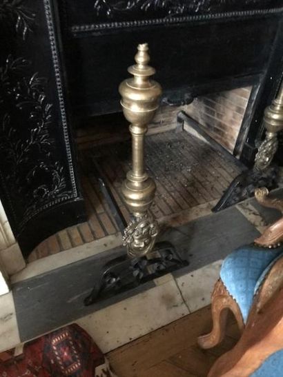 Paire de chenets «hollandais» en laiton ornés...