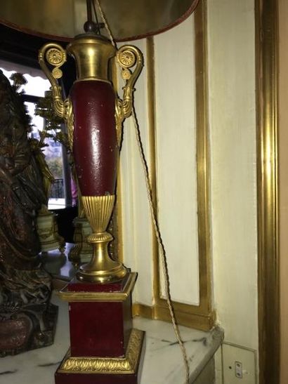 Paire de lampes carcel en tôle relaquée rouge...