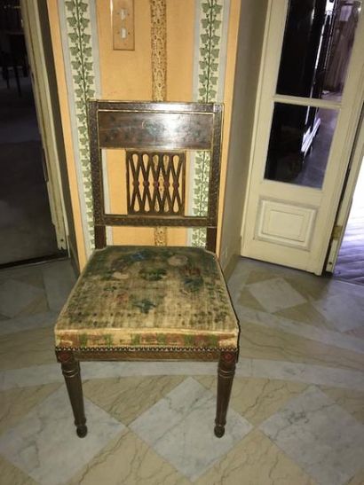 Suite de quatre chaises à dossier à croisillons...