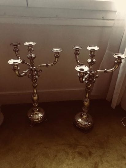 Paire de candélabres en métal argenté.