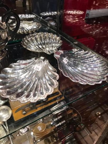 Ensemble de trois coupes en forme de coquilles...