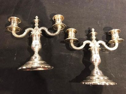 Paire de candélabres bas à deux lumières...