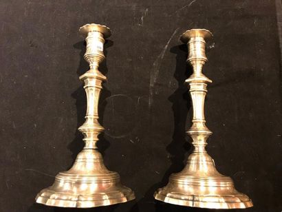 Paire de flambeaux en bronze argenté ciselé...