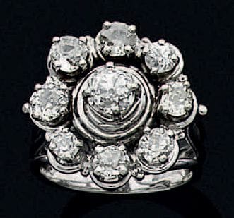Bague en or gris sertie au centre d'un diamant...